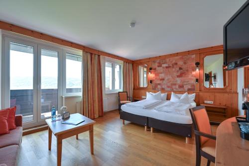 Letto o letti in una camera di Rothenfels Panorama Hotel