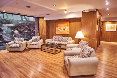 a waiting room with chairs and a table and a couch at Primacy Apart Hotel in Mar del Plata