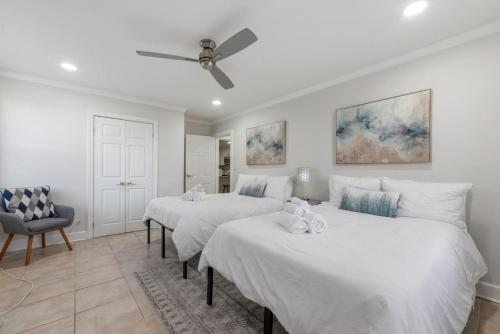 a bedroom with two beds and a ceiling fan at Luxury on a Budget, Centrally Located Gem in Atlanta