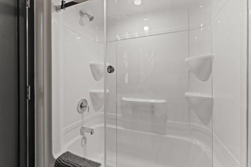 Ein Badezimmer in der Unterkunft Luxury 171-3 Condos with Magnificent Lakeview