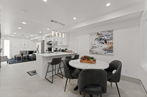 Ein Sitzbereich in der Unterkunft Luxury 171-3 Condos with Magnificent Lakeview