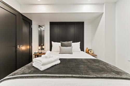 Кровать или кровати в номере Luxury 3 level, 3 Bedroom 171-10 Condos
