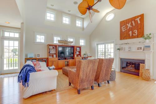 アバロンにあるSpacious Avalon Beach House - 2 Blocks to Water!のリビングルーム(テレビ、暖炉付)