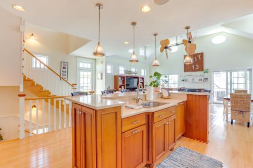 Spacious Avalon Beach House - 2 Blocks to Water!にあるキッチンまたは簡易キッチン