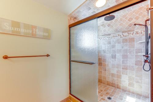 Spacious Avalon Beach House - 2 Blocks to Water!にあるバスルーム