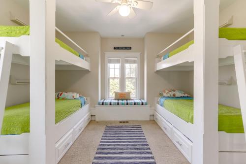 Spacious Avalon Beach House - 2 Blocks to Water!にあるベッド