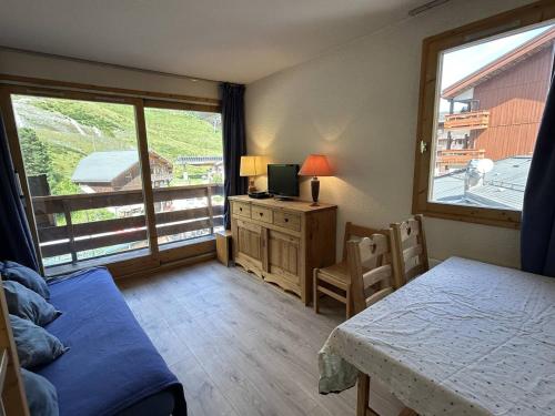 une chambre avec un lit et un bureau avec une fenêtre dans l'établissement Charmant 2 pièces à Méribel avec balcon et WIFI, pieds des pistes - FR-1-355-260, à Les Allues