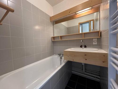une salle de bain avec un lavabo et une baignoire dans l'établissement Charmant 2 pièces à Méribel avec balcon et WIFI, pieds des pistes - FR-1-355-260, à Les Allues