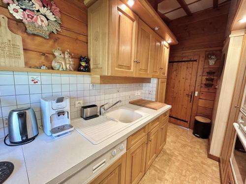 - une cuisine avec évier et cafetière sur le comptoir dans l'établissement Chalet 6-8 pers, 4 chambres, proche remontées, parking - FR-1-597-182, à Megève