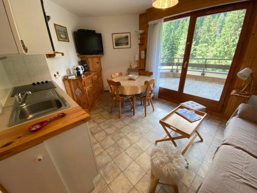 Photo de la galerie de l'établissement Appartement calme à 900m du centre de Châtel avec terrasse et parking - FR-1-693-112, à Châtel