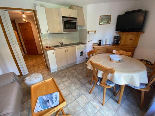 Photo de la galerie de l'établissement Appartement calme à 900m du centre de Châtel avec terrasse et parking - FR-1-693-112, à Châtel