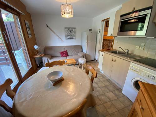 Photo de la galerie de l'établissement Appartement calme à 900m du centre de Châtel avec terrasse et parking - FR-1-693-112, à Châtel