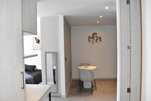 キトにあるHarmony Staysのテーブルとベッドのある小さな部屋