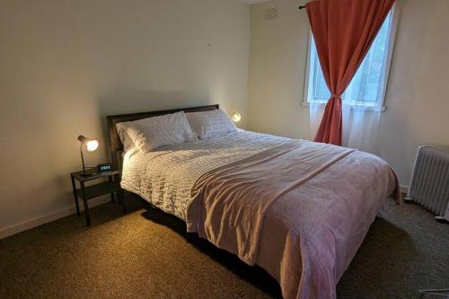 Una cama o camas en una habitación de Al'May Rawson