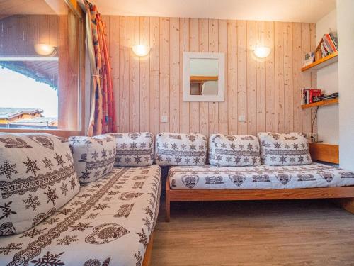 - un salon avec un canapé et des oreillers dans l'établissement Appartement spacieux 48m² au pied des pistes à Valmorel - FR-1-356-509, à Valmorel