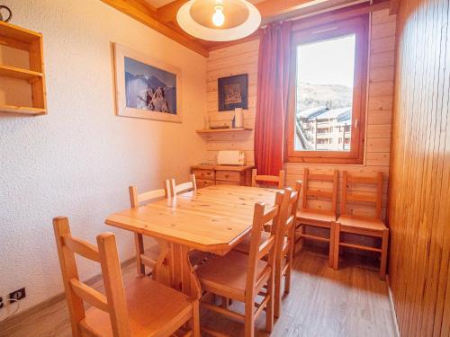 une salle à manger avec une table et des chaises en bois dans l'établissement Appartement spacieux 48m² au pied des pistes à Valmorel - FR-1-356-509, à Valmorel