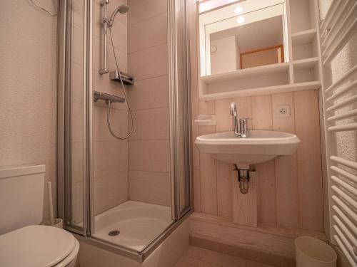 une salle de bain avec une douche, un lavabo et des toilettes dans l'établissement Appartement spacieux 48m² au pied des pistes à Valmorel - FR-1-356-509, à Valmorel