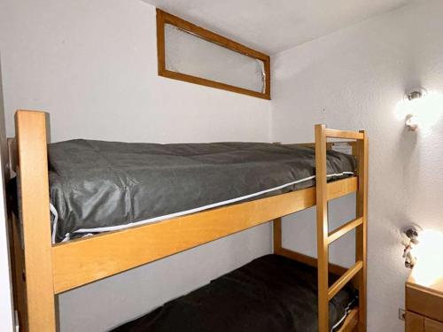 Ce lit superposé se trouve dans une petite chambre dotée d'une fenêtre. dans l'établissement Appartement 2 pièces 6 pers, proche pistes et commerces, balcon, animaux OK, L'Alpe d'Huez - FR-1-405-362, à Huez