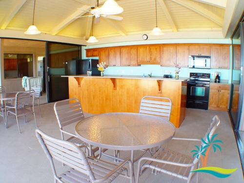 Kuchyň nebo kuchyňský kout v ubytování Maui Eldorado Condo F101