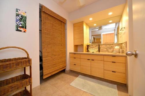 un bagno con un lavandino e un grande specchio di Maui Eldorado Condo J120 a Kaanapali
