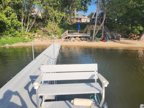 een witte bank die achterop een boot in het water staat bij Family Shoreline Hideaway in Ortonville