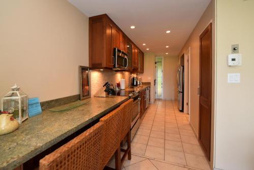 Kuchyň nebo kuchyňský kout v ubytování Maui Eldorado Condo J221