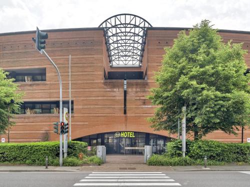 科莫B&B Hotel Como Camerlata的前面有红绿灯的建筑物