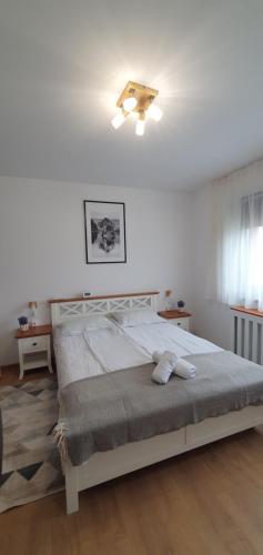 a bedroom with a bed and a ceiling fan at Apartament Relaxa Green 3 - 2 Rooms - AC - Parking in Târgu-Mureş