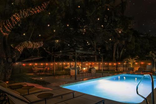 Una piscina de noche con luces navideñas en Unique Pool - Villa Mykonos! 2miles to downtown Villa Attached, en Naples