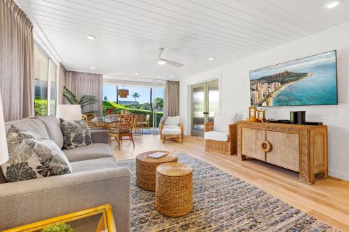 Μια τηλεόραση ή/και κέντρο ψυχαγωγίας στο NEWEST unit - California meets Maui 1 BR Golfcourse view H105