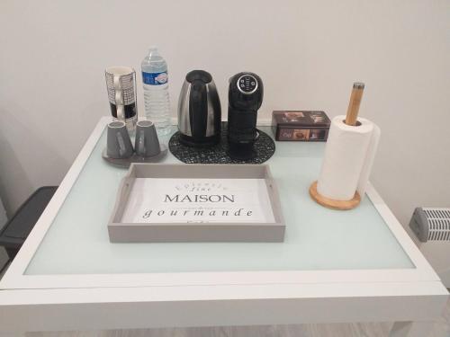 une table blanche avec une boîte en haut dans l'établissement 2 Voyageurs - 1 Lit - Proche de toutes commodités, à Peyrolles-en-Provence