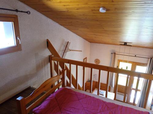 Cette chambre dispose d'un escalier, d'un lit et d'une fenêtre. dans l'établissement Studio avec mezzanine proche des pistes à Plagne Village - FR-1-181-2626, à La Plagne Tarentaise