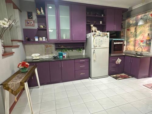 Η κουζίνα ή μικρή κουζίνα στο Mango Impian Homestay