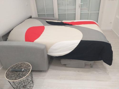 a bed and a couch in a room at 2 Voyageurs - 1 Lit - Proche de toutes commodités in Peyrolles-en-Provence