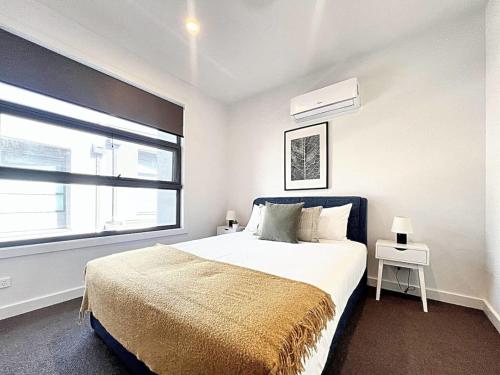 Un dormitorio con una cama grande y una ventana. en Family Home at Boronia, en Boronia