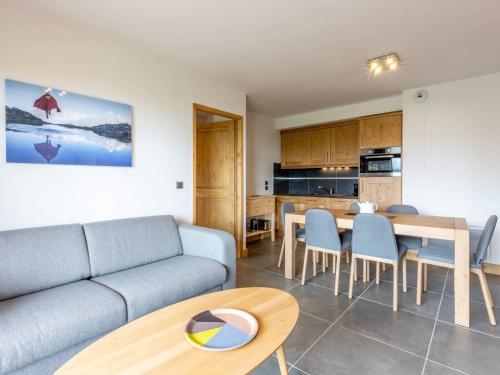 un salon avec un canapé et une table dans l'établissement Appartement 3 pièces avec parking, Wi-Fi, animaux admis, à 50m des pistes à Valmorel - FR-1-356-478, à Valmorel