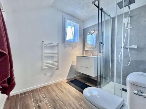 une salle de bain avec une douche, des toilettes et un lavabo dans l'établissement Appartement rénové 4 pièces mezzanine - 8/10 couchages - Proche centre et télécabine, parking - FR-1-330C-145, à Briançon
