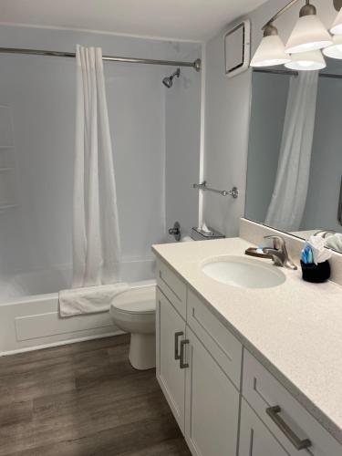 Et badeværelse på Summer Sands - 201 by Sea Scape Properties