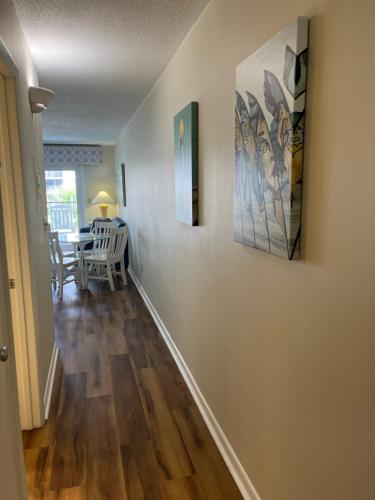 pasillo con comedor y mesa en Summer Sands - 207 by Sea Scape Properties, en Wrightsville Beach