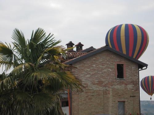 a hot air balloon on top of a building at Red Wine Camere in La Morra