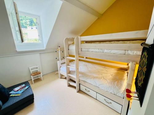 une chambre avec deux lits superposés et une fenêtre dans l'établissement DUPLEX T4 clair, cosy et spacieux - 3 CHAMBRES 2 salles de bain CENTRE Cauterets VUE Pyrénées, à Cauterets
