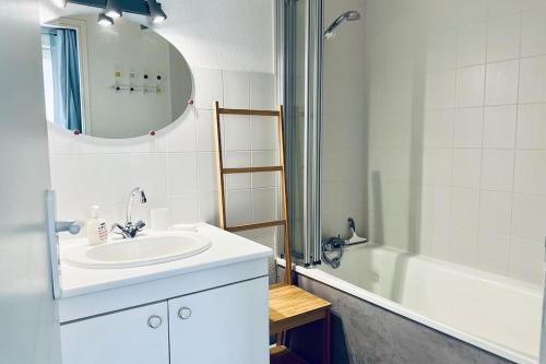 une salle de bain avec un lavabo, une baignoire et un miroir dans l'établissement DUPLEX T4 clair, cosy et spacieux - 3 CHAMBRES 2 salles de bain CENTRE Cauterets VUE Pyrénées, à Cauterets
