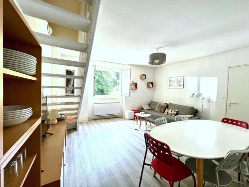 un salon avec une table et un canapé dans l'établissement DUPLEX T4 clair, cosy et spacieux - 3 CHAMBRES 2 salles de bain CENTRE Cauterets VUE Pyrénées, à Cauterets
