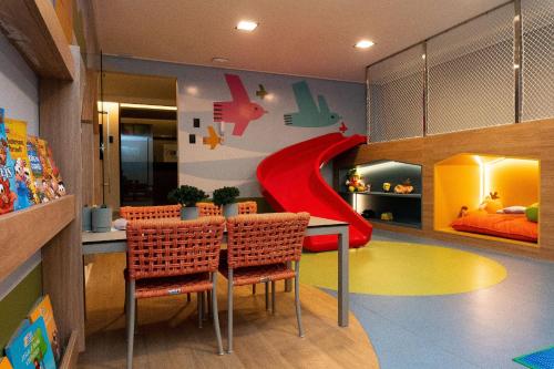 ein Kinderzimmer mit Spieltisch und Rutsche in der Unterkunft Flats Move - By EasyHost in João Pessoa