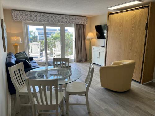 Et tv og/eller underholdning på Summer Sands - 208 by Sea Scape Properties