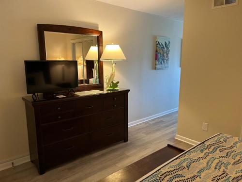 Et tv og/eller underholdning på Summer Sands - 208 by Sea Scape Properties