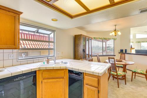 Η κουζίνα ή μικρή κουζίνα στο 2 Mi to Pismo Beach Oceano Retreat Near Wineries!