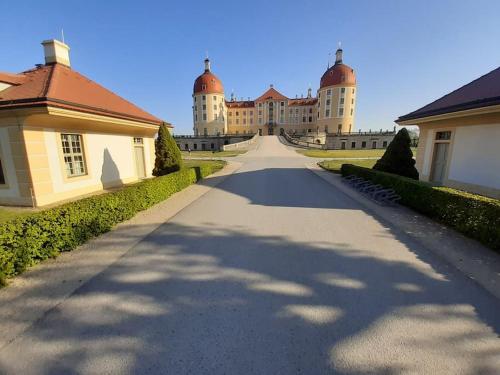 a long road in front of a large building at Kleines Ferienhaus Hoher Stein im Elbtal in Coswig
