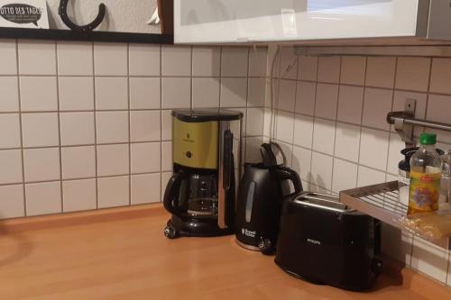 a coffee maker sitting on a counter in a kitchen at Kleines Ferienhaus Hoher Stein im Elbtal in Coswig