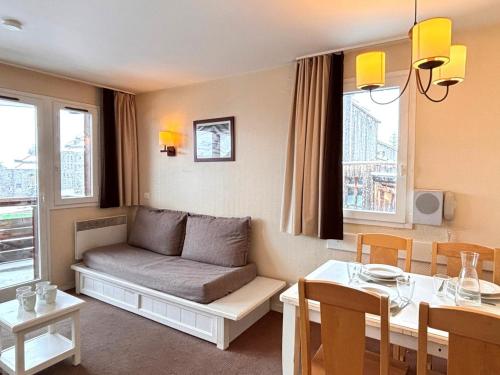 un salon avec un canapé et une table dans l'établissement 3 pièces, 6/7 pers., proche commerces, WiFi, non-fumeur - FR-1-634-4, à Avoriaz